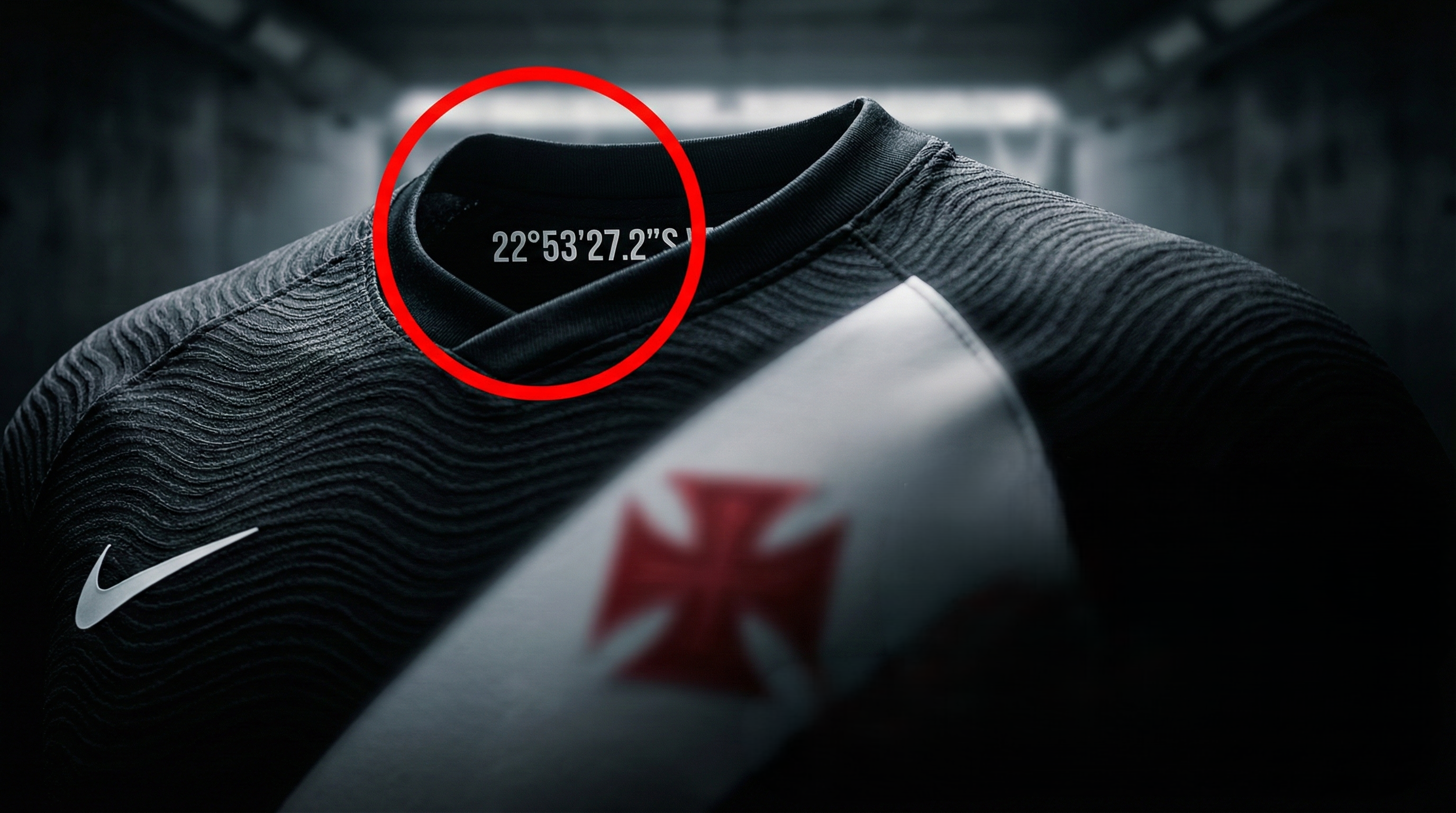 Detalhe da camisa do Vasco feita pela Nike, com a cruz de malta em destaque
