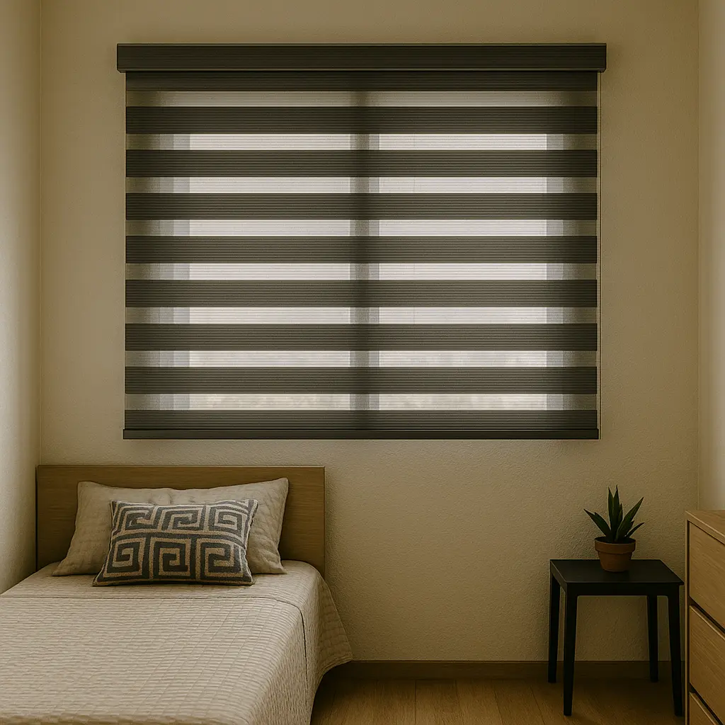 Detalhe das faixas horizontais de tecido da persiana Double Vision em um quarto moderno